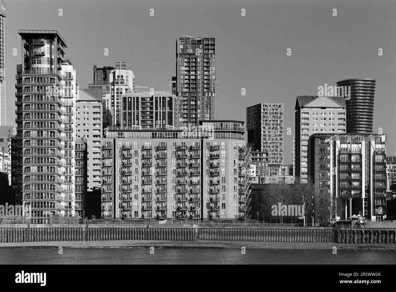 Neue Apartments und Büros am Ufer von Canary Wharf, London, Großbritannien, mit Blick vom Südufer der Themse Stockfoto