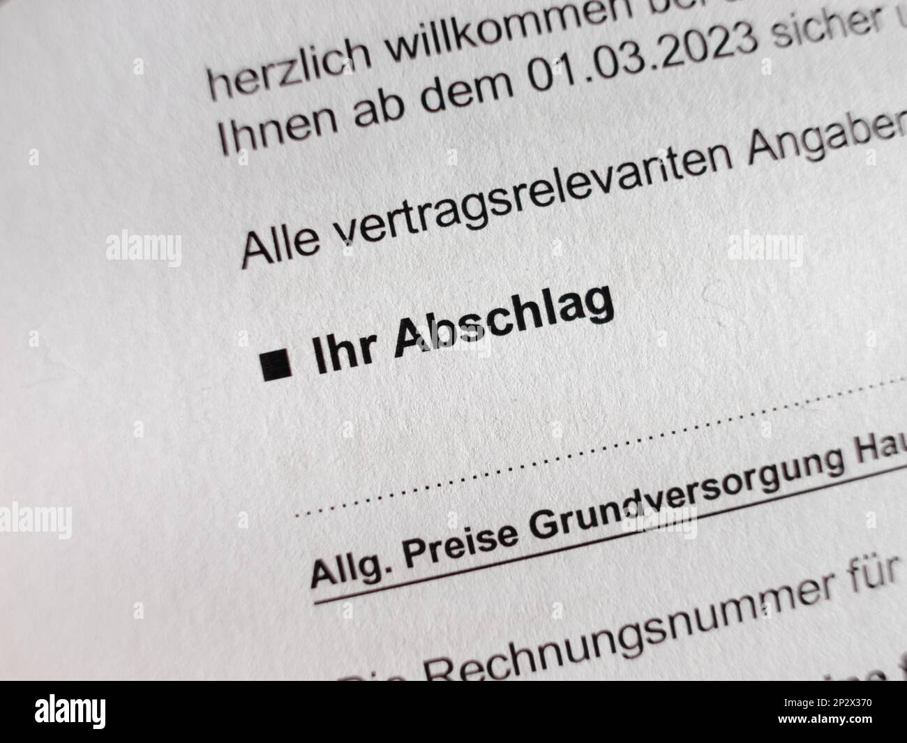 Ihr Abschlag (Ihre Kosten) in fettgedruckten Buchstaben auf Papier. Teil eines deutschen Stromvertrags, der angibt, wie viel pro Monat zu zahlen ist. Stockfoto
