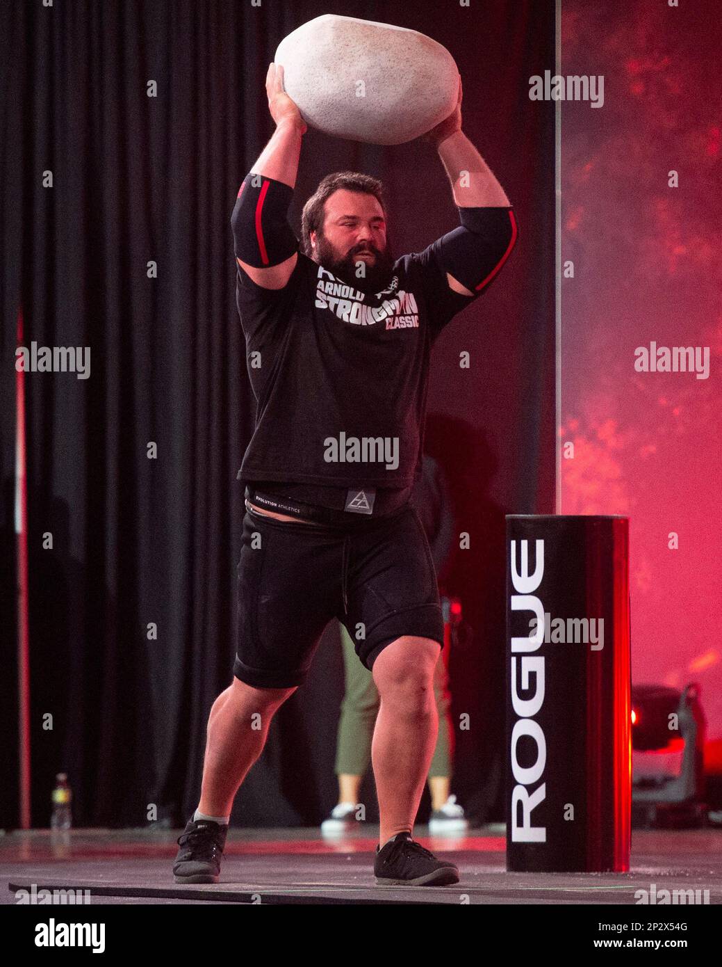 Columbus, Ohio, Usa. 4. März 2023. Tom Evans (USA) wirft den Stein 10 Fuß, 7 Zoll in den Steinsteinwurf beim Arnold Strongman Classic in Columbus, Ohio. Kredit: Brent Clark/Alamy Live News Stockfoto