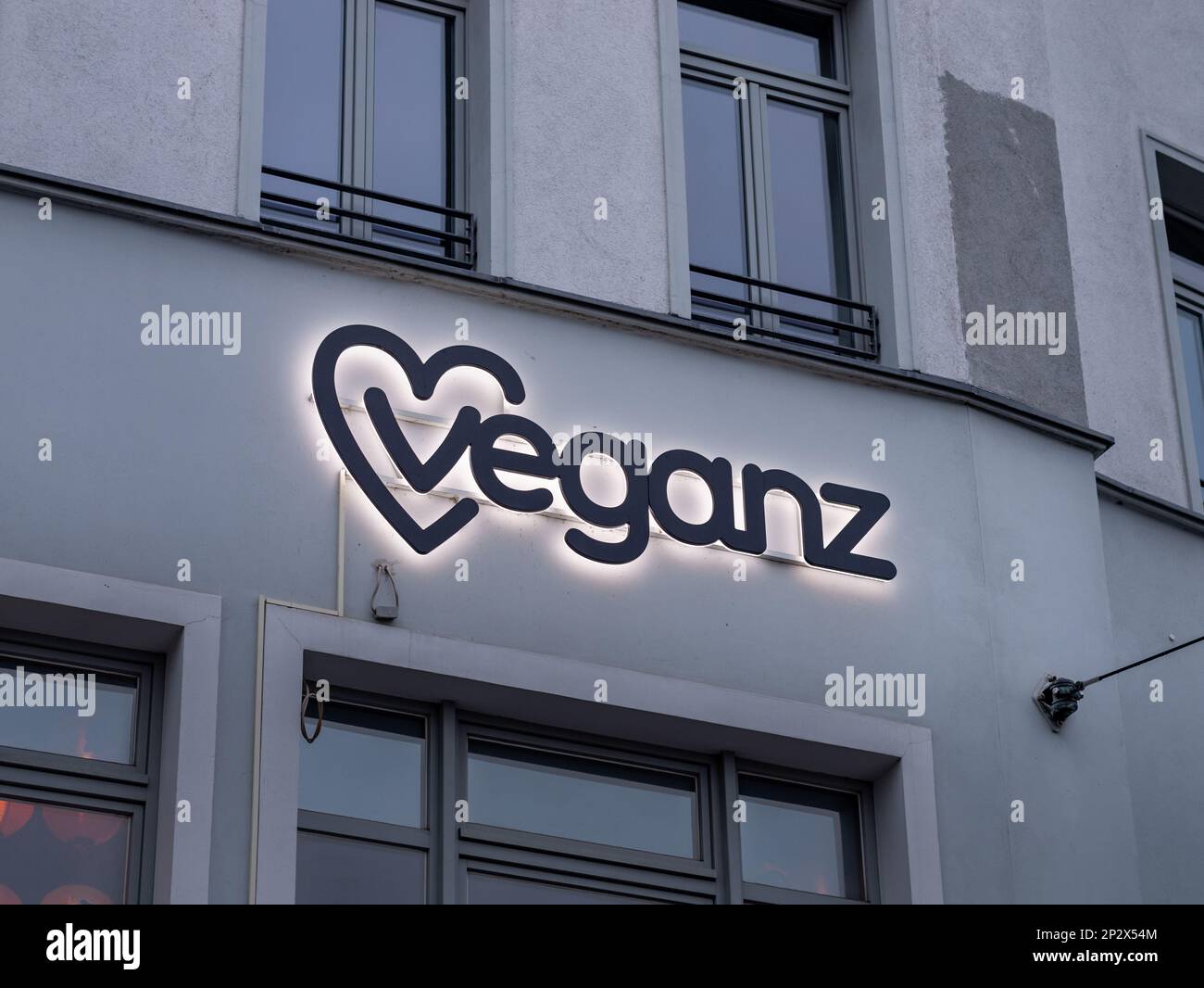 Veganz-Logo des veganen Supermarkts auf einem Gebäude. Beleuchtetes Schild als Werbung für das Lebensmittelgeschäft. Ernährungsgewohnheiten der Millennials. Stockfoto