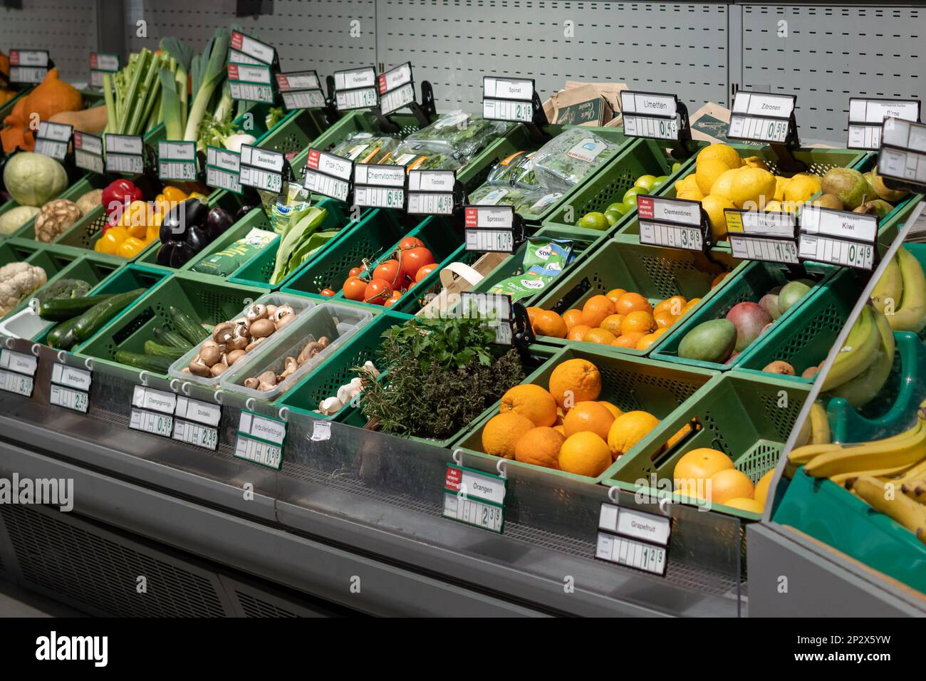 Gemüse und Obst in einem Supermarkt. Frisches Essen liegt in einem Regal. Gesunder und organischer Lebensstil. Die Preise stiegen aufgrund der Inflation. Stockfoto