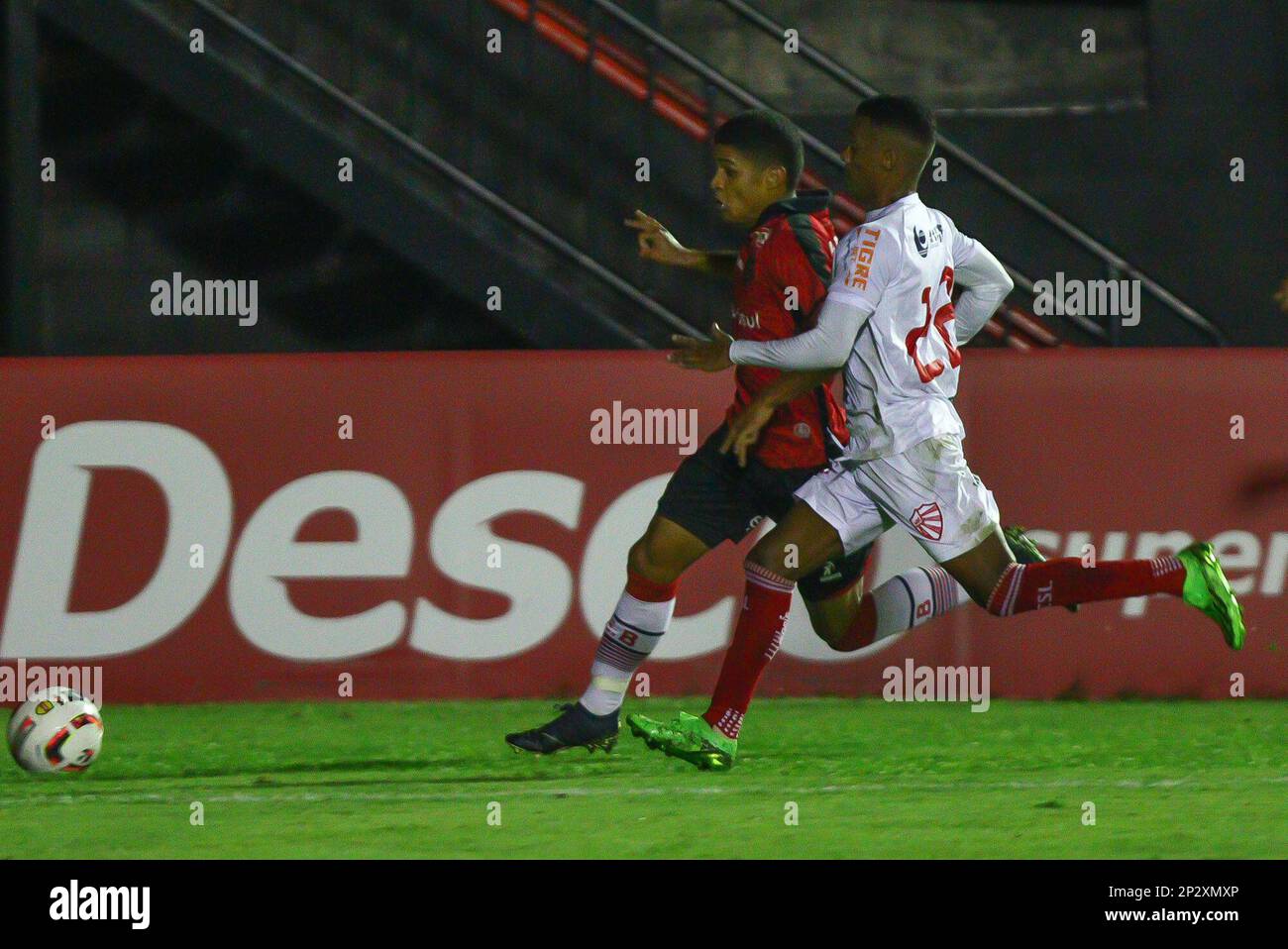 Pelotas, Brasilien. 04. März 2023. RS – Pelotas – 03/04/2023 – GAUCHO 2023, BRASILIEN DE PELOTAS X SAO LUIZ – Victor Jesus Spieler aus Brasilien aus Pelotas konkurriert mit Negueba Spieler aus Sao Luiz-RS während eines Spiels im Stadion Bento Mendes de Freitas um die Gaucho-Meisterschaft 2023. Foto: Volmer Perez/AGIF/Sipa USA Guthaben: SIPA USA/Alamy Live News Stockfoto