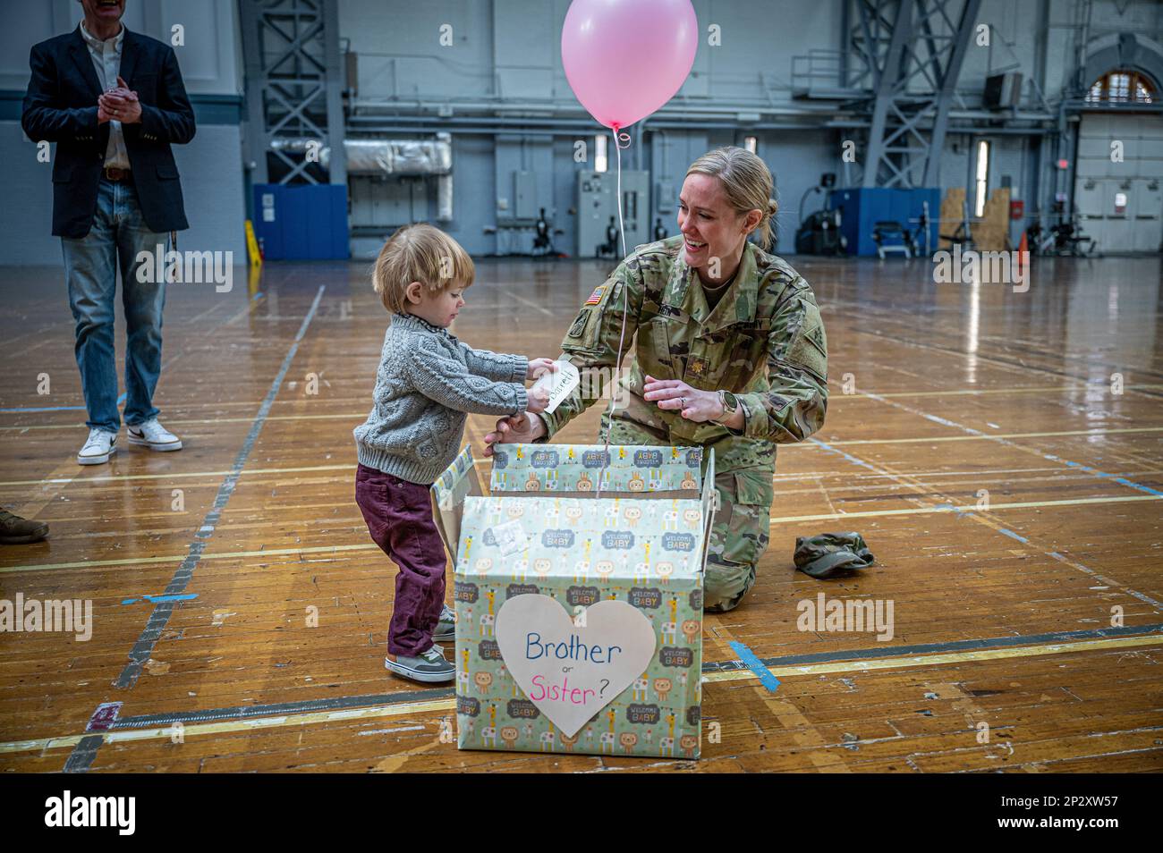 USA Army Major Emily Hein und ihr Sohn Barrett öffnen eine Schachtel, um einen rosa Ballon und das Geschlecht von Barretts neuestem Geschwister zu enthüllen, nachdem die Zeremonie zum Kommandowechsel für das Joint Force Hauptquartier der Nationalgarde von Connecticut bei der Regierung stattfand. William A. O'Neil Armory in Hartford, Connecticut, 4. Februar 2023. Hein übernahm das Kommando über die Einheit vom scheidenden Kommandeur, Major Chris Coutu. Stockfoto