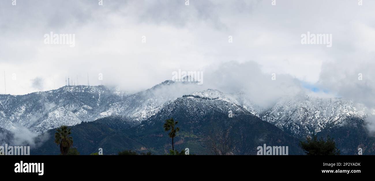 San Gabriel Mountains, Blick nach Norden auf Mt Wilson, nach Ende Februar Schnee. Stockfoto