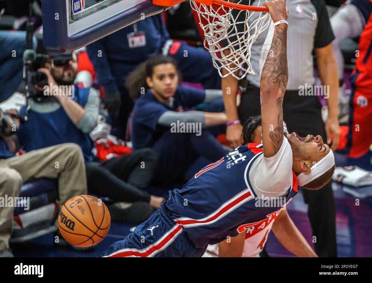 Washington, USA. 04. März 2023. WASHINGTON, DC - 04. MÄRZ: Ein mächtiger Dunk aus dem Washington Wizards Center Daniel Gafford (21) während eines NBA-Spiels zwischen den Washington Wizards und den Toronto Raptors am 04. März 2023 in der Capital One Arena in Washington, DC. (Foto: Tony Quinn/SipaUSA) Guthaben: SIPA USA/Alamy Live News Stockfoto