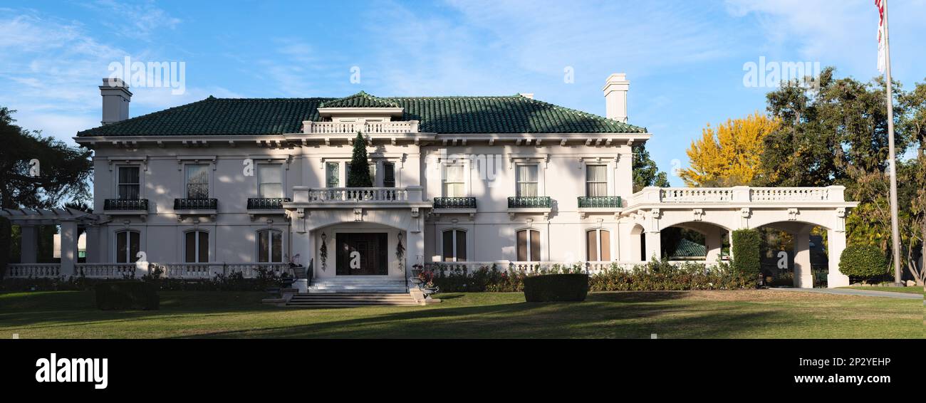 Die Wrigley Mansion, jetzt Tournament of Roses House, an einem sonnigen Morgen gezeigt. Stockfoto