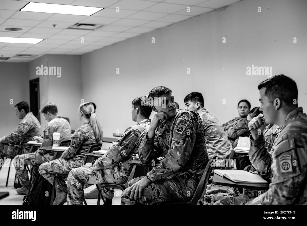 Anbieter, die der 82. Airborne Division Sustainment Brigade zugewiesen sind, nehmen am XO Academy-Kurs in Fort Bragg, NC, am 14. Februar 2023 Teil. Der Executive Officer Academy-Kurs soll jungen Führungskräften Wissen und Einblicke vermitteln, bevor sie zum XO ihrer jeweiligen Unternehmen werden. Stockfoto
