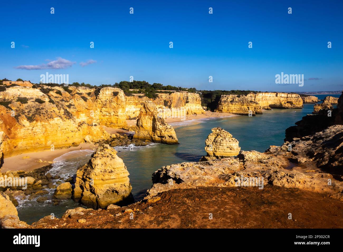 Erkunden Sie einen der berühmtesten Strände der Welt in der Algarve von Portugal - Praia da Marinha - malerische Landschaft für jeden Abenteurer. Stockfoto