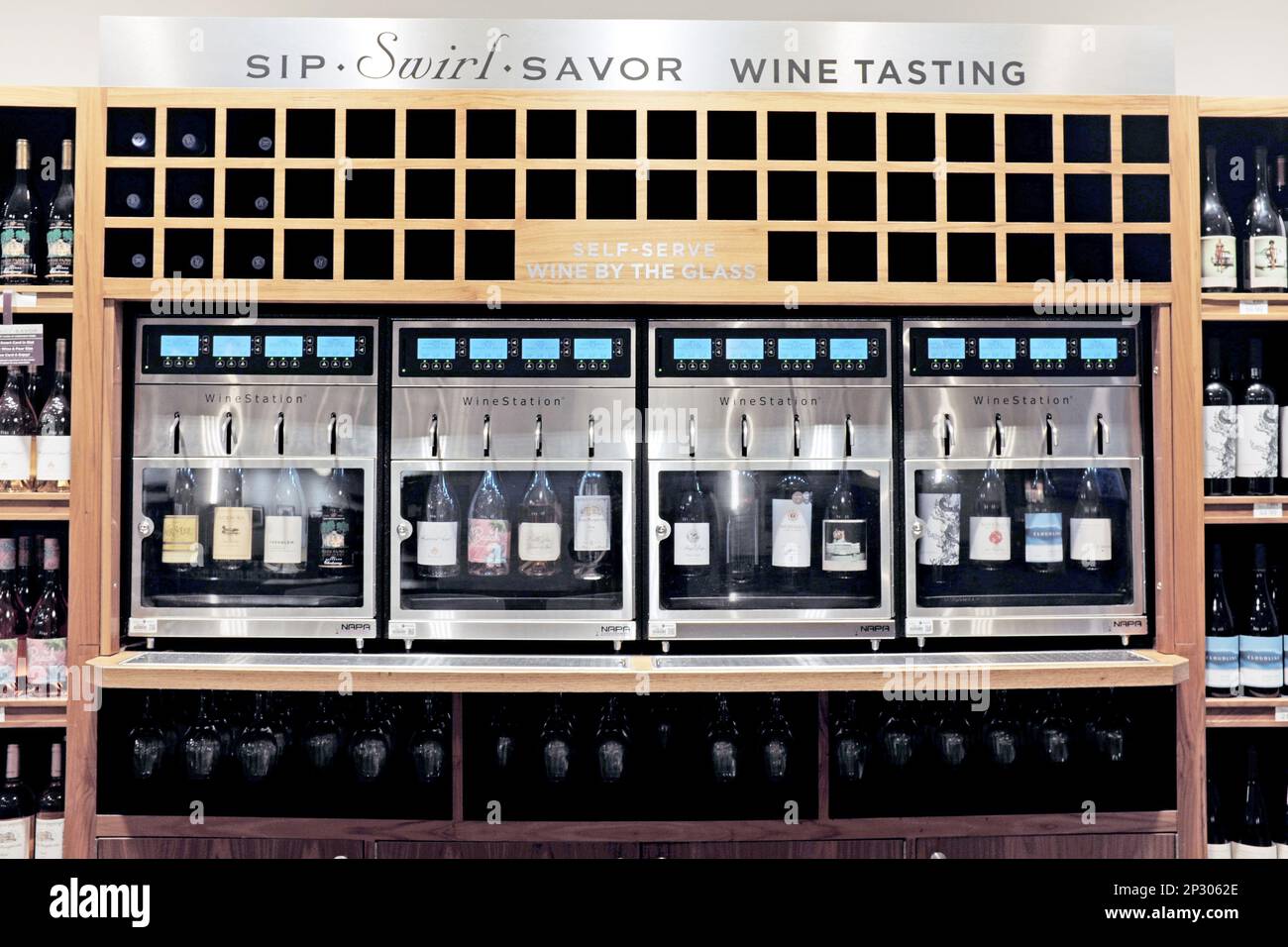 Vier gekühlte Wine-by-the-Glass-Automaten mit 16 Weinen, die Sie in einem gehobenen Lebensmittelgeschäft in Cleveland, Ohio, USA, probieren oder kaufen können. Stockfoto