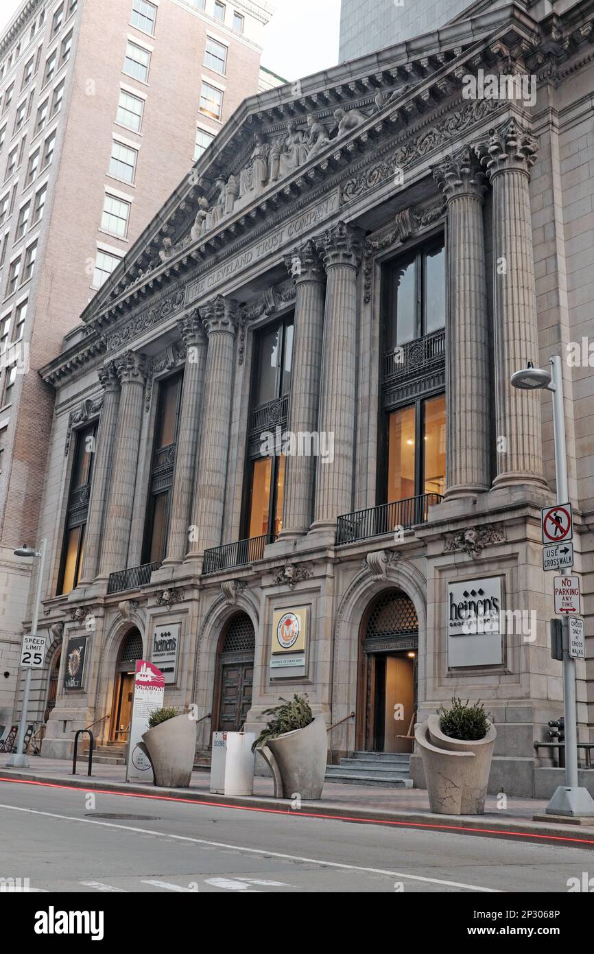 Das historische Cleveland Trust Company Building in der Euclid Avenue an der East 9. Street im Stadtzentrum von Cleveland, Ohio, wurde restauriert und in einen Lebensmittelhändler umgewandelt. Stockfoto