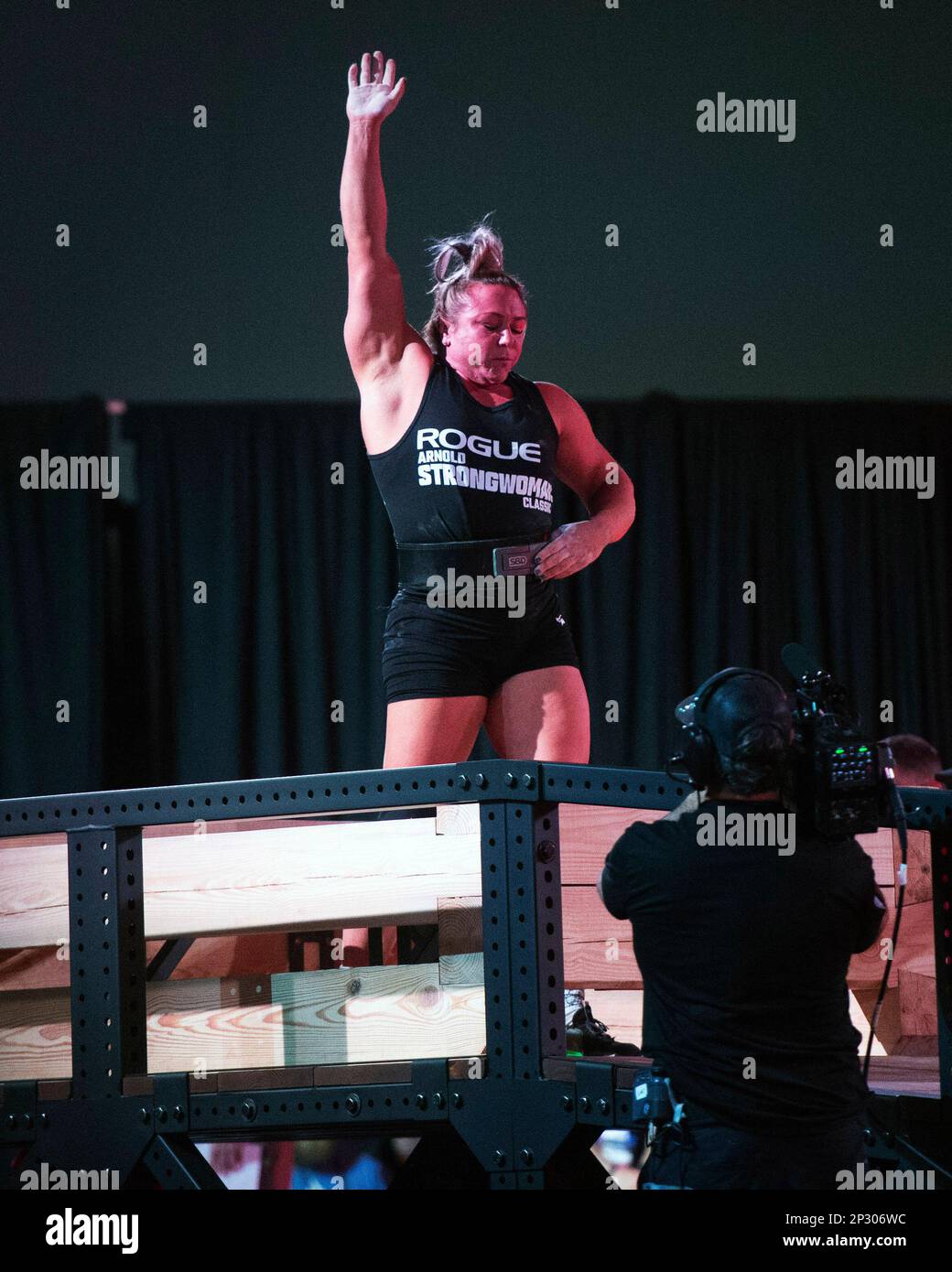 Columbus, Ohio, Usa. 4. März 2023. Donna Moore (GBR) während des Timber Carry im Arnold Strongwoman Classic in Columbus, Ohio. Kredit: Brent Clark/Alamy Live News Stockfoto