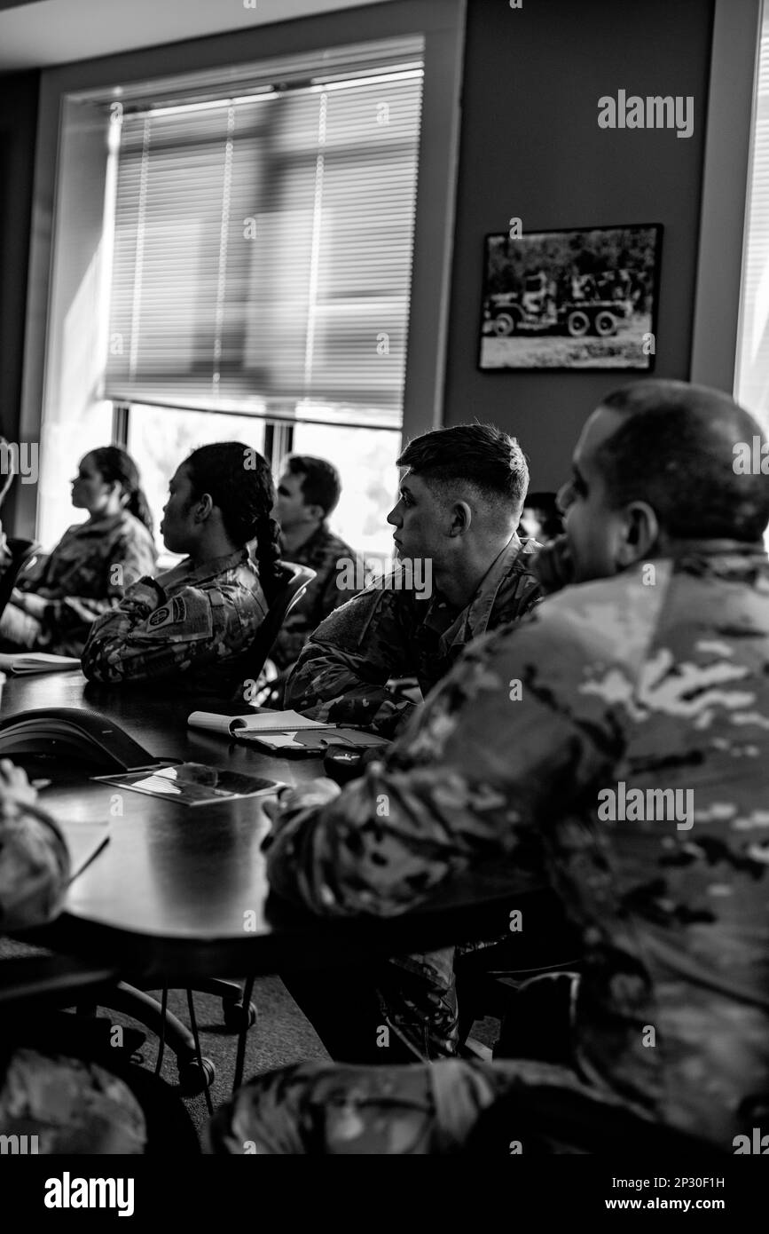 Anbieter, die der 82. Airborne Division Sustainment Brigade zugewiesen sind, nehmen am XO Academy-Kurs in Fort Bragg, NC, am 15. Februar 2023 Teil. Der Executive Officer Academy-Kurs soll jungen Führungskräften Wissen und Einblicke vermitteln, bevor sie zum XO ihrer jeweiligen Unternehmen werden. Stockfoto