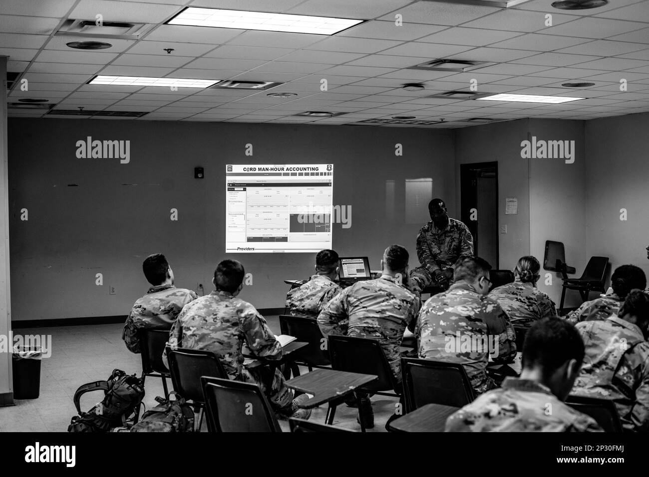 Anbieter, die der 82. Airborne Division Sustainment Brigade zugewiesen sind, nehmen am XO Academy-Kurs in Fort Bragg, NC, am 14. Februar 2023 Teil. Der Executive Officer Academy-Kurs soll jungen Führungskräften Wissen und Einblicke vermitteln, bevor sie zum XO ihrer jeweiligen Unternehmen werden. Stockfoto
