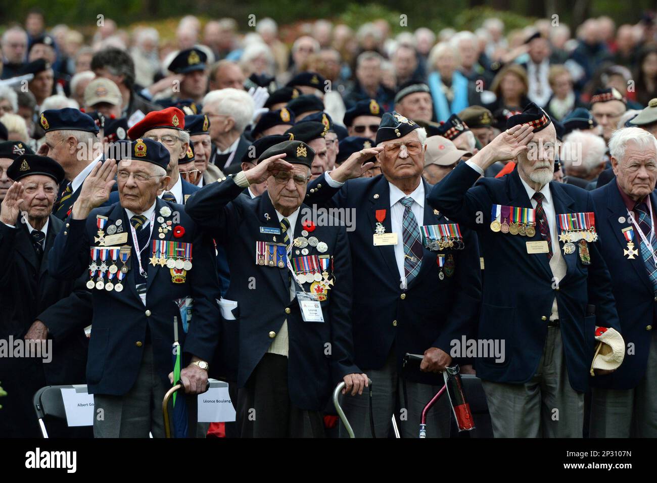Canadian World War II veterans pay tribute to Canada's war dead at the Holten Canadian War Cemetery, near Arnhem, Netherlands, on Monday, May 4, 2015. (Sean Kilpatrick/The Canadian Press via AP) Stockfoto