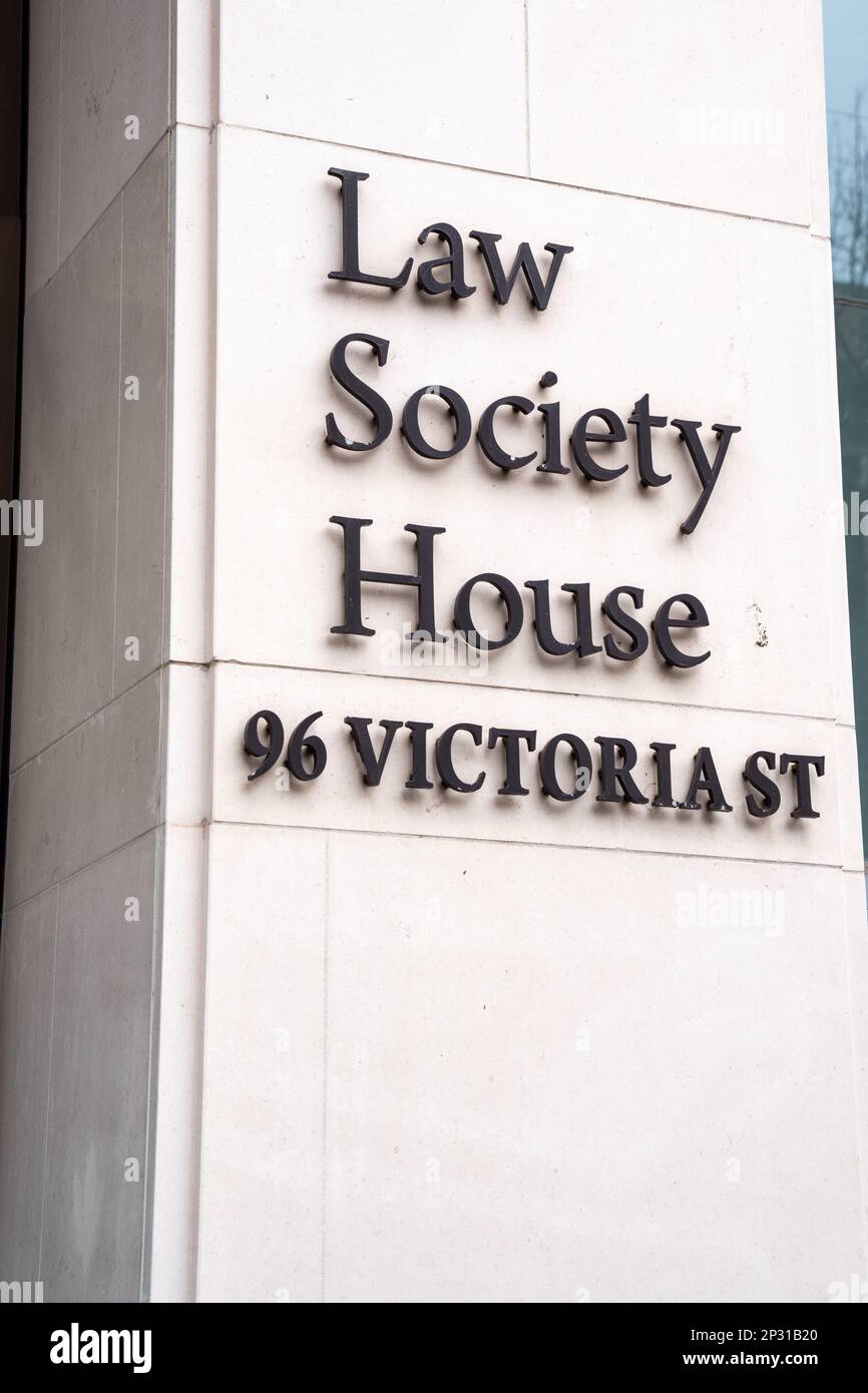 Belfast City, Co Antrim, Nordirland, Februar 17. 2023. Beschilderung vor dem Gebäude der Law Society 96 Victoria Street Belfast Stockfoto