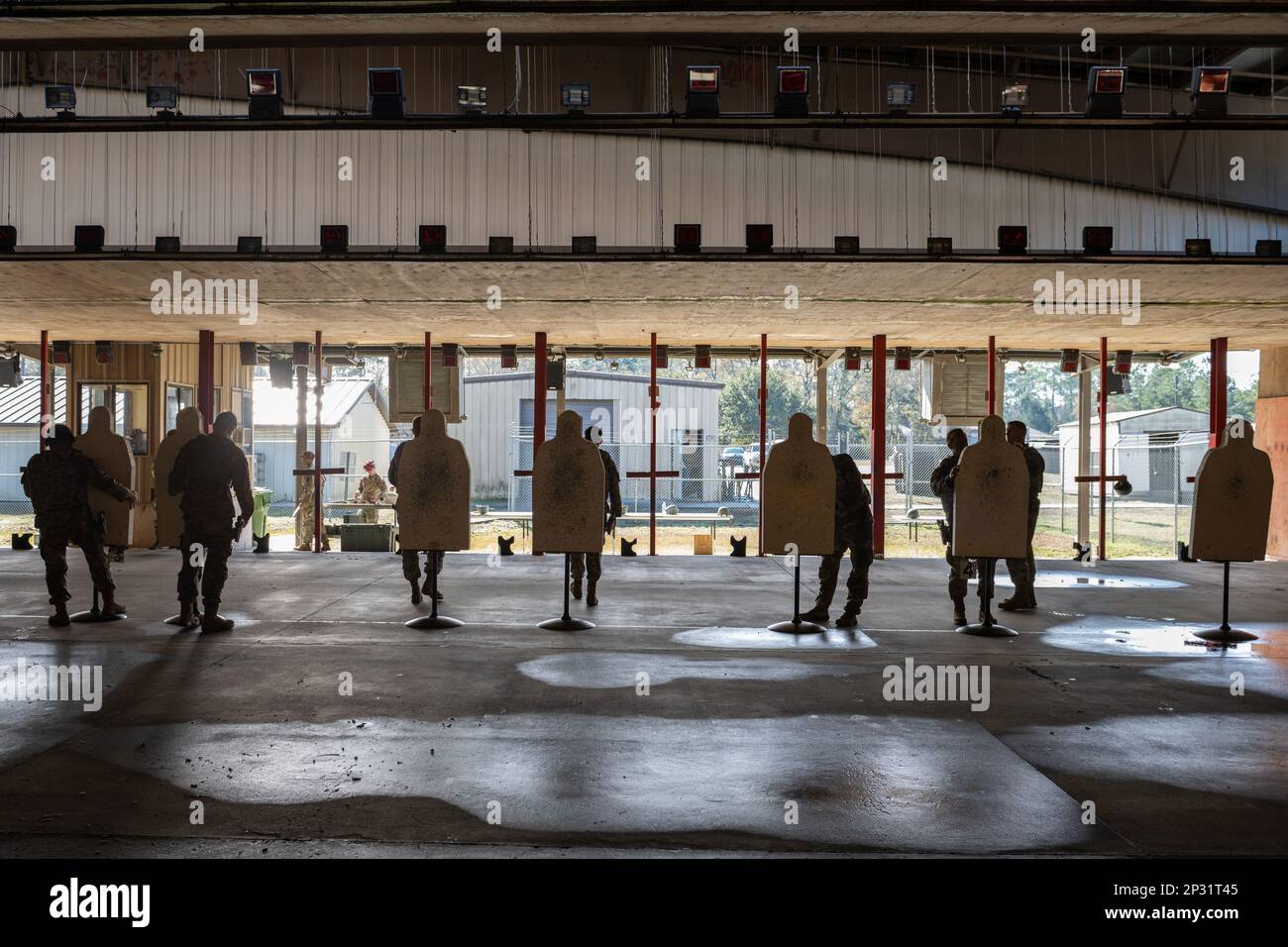 USA Air Force Airmen, die dem Luftwaffenstützpunkt Moody zugewiesen sind, positionieren ihre Übungs- und Qualifikationsziele im Schießstand für Outdoor-Waffen am Moody AFB, Georgia, 5. Januar 2023. Für ein modulares M18-Handfeuerwagensystem muss jeder Flugmann Schüsse in sieben und 25 Metern Entfernung abfeuern. Das 25-Meter-Ziel ist auf einer simulierten 300-Meter-Höhe positioniert, da der Einschlag bei 25 Metern genauso hoch ist wie bei 300 Metern. Stockfoto