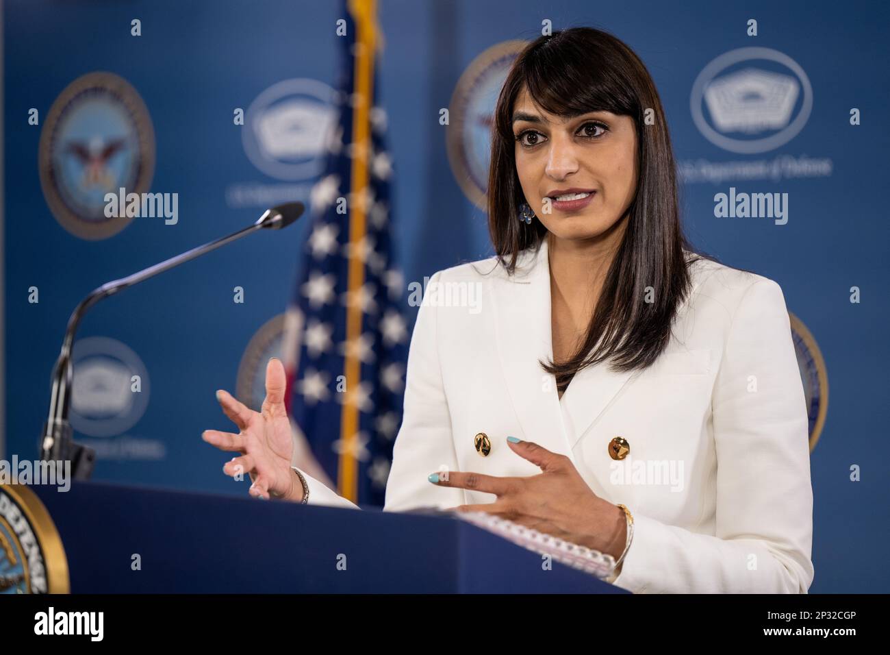 Stellvertretende Pentagon-Pressesprecherin Sabrina Singh spricht während einer Pressebriefing vor der Kamera im Pentagon, Washington, D.C., am 22. Februar 2022. Stockfoto