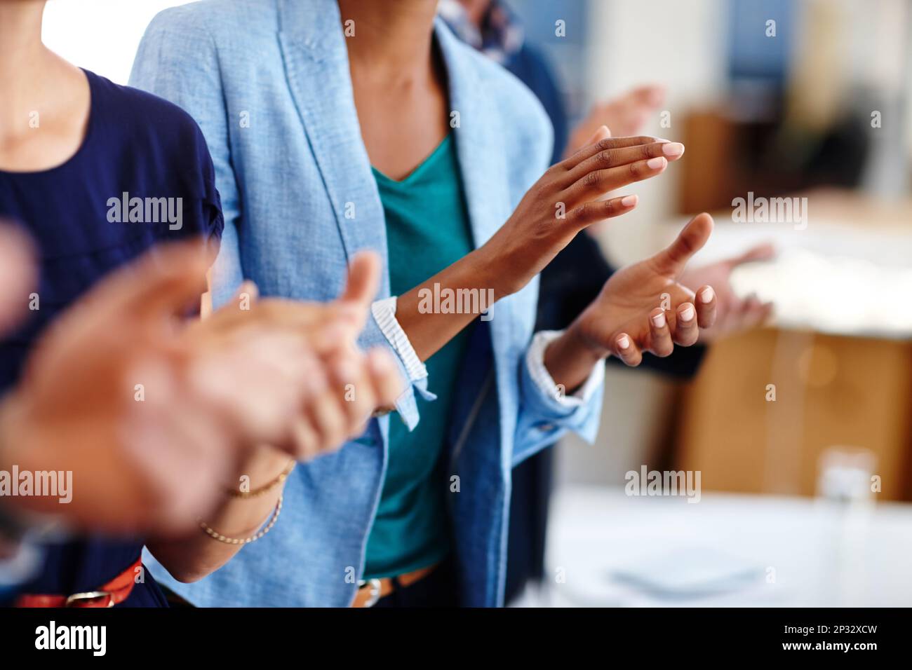 Ihre Wertschätzung für eine inspirierende Präsentation zeigen. Geschäftsleute applaudieren einer Präsentation auf einer Konferenz. Stockfoto