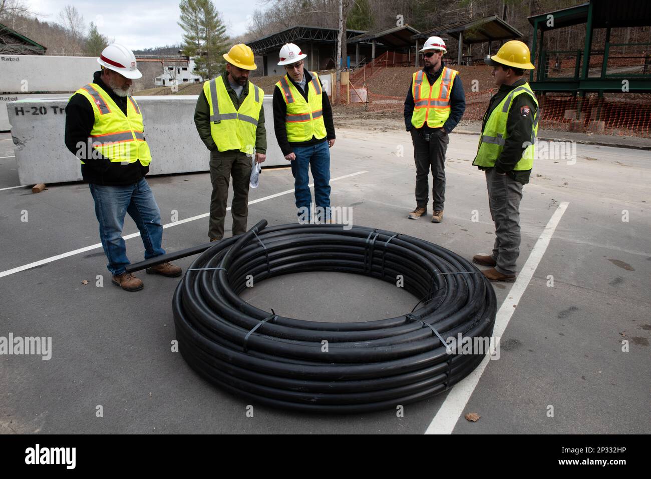 USA Das Army Corps of Engineers Nashville District und der National Park Service untersuchen die Schläuche aus hochdichtem Polyethylen am 20. Januar 2023 vor der Installation. Derzeit wird ein Abwasserprojekt zur Sanitätserweiterung der Blue Heron Mine im National Park Service im Big South Fork National River and Recreation Area in Stearns, Kentucky, gebaut. Stockfoto