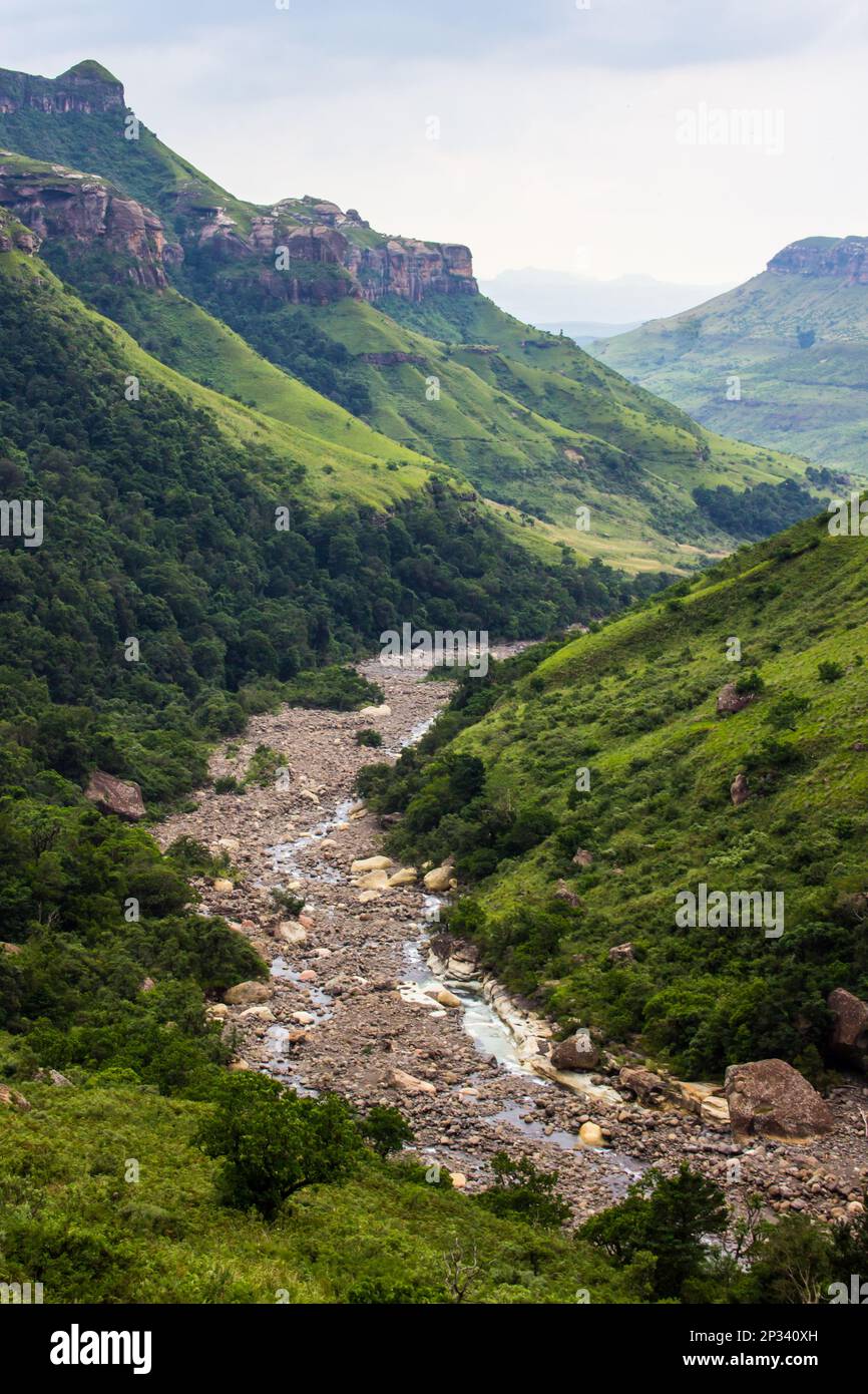 Die oberen Flüsse des Flusses Tugela, wo er durch die Drakensberger Berge von Südafrika fließt Stockfoto