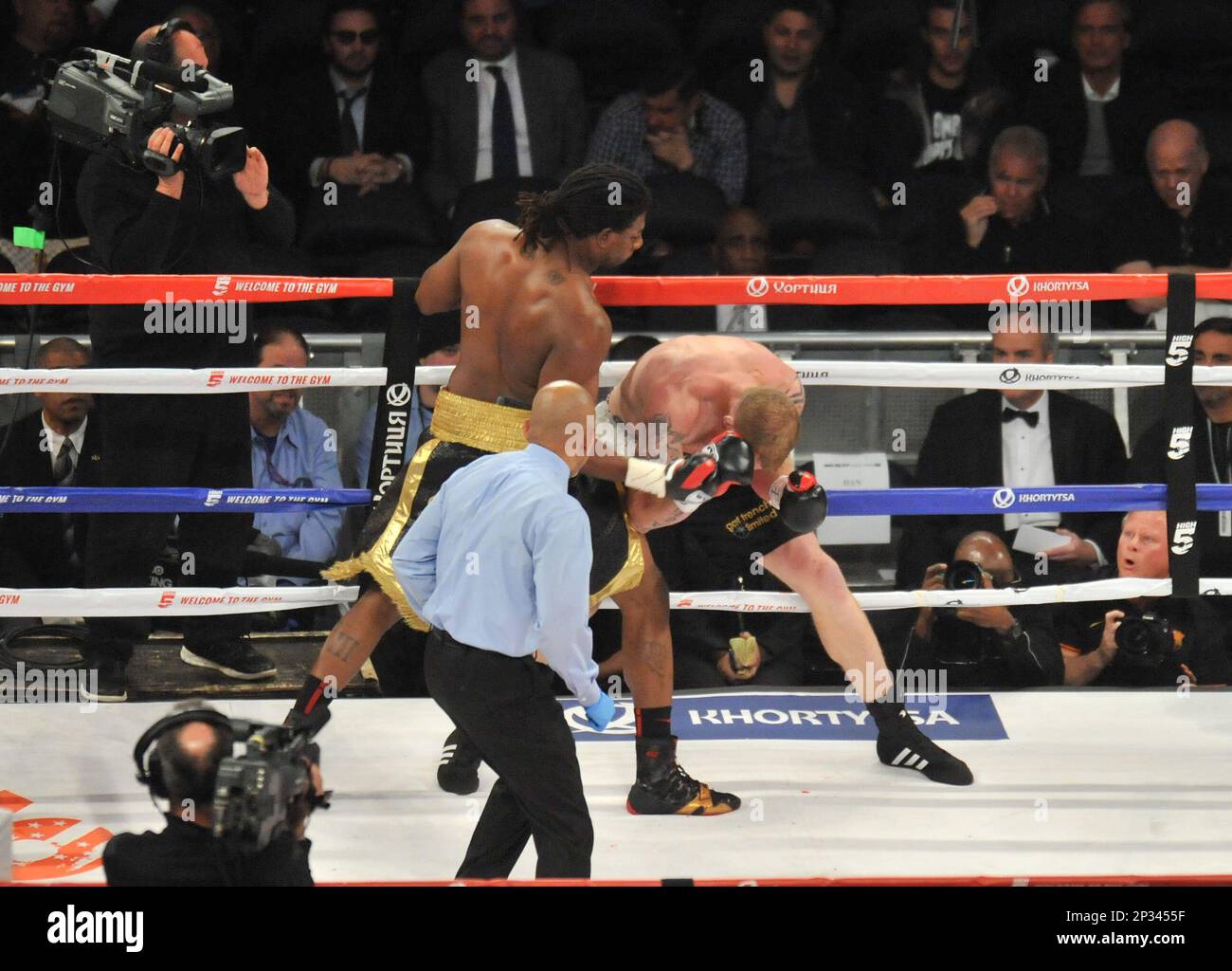 April 25, 2015: Charles Martin wins the Heavyweight contest by TKO in the 1st Round, while in action against Tom Dallas during a boxing match at the Madison Square Garden in New York, New York (Icon Sportswire via AP Images) Stockfoto