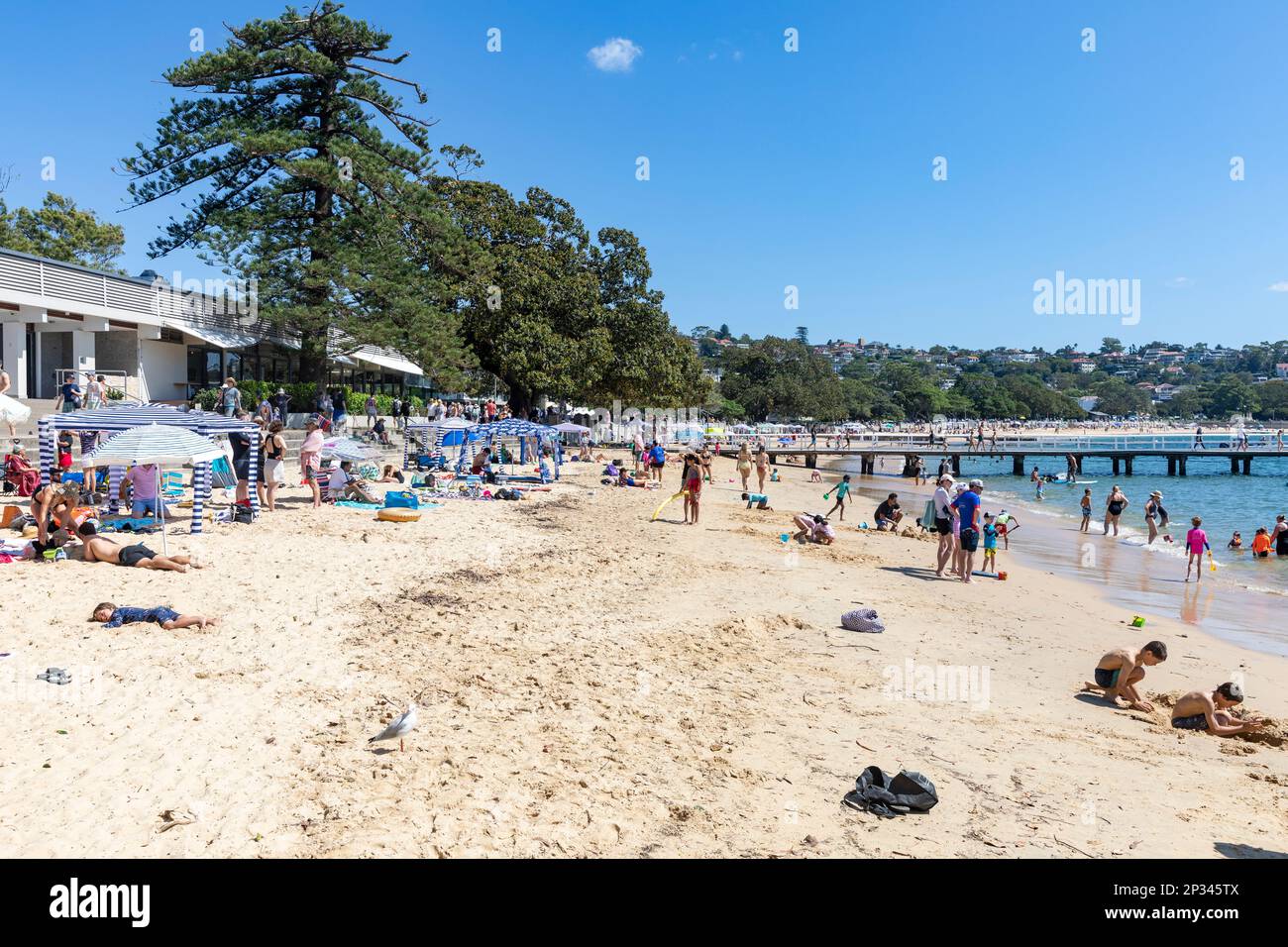 Balmoral Beach Sydney Australien blauer Himmel Sonnentag März 2023 Personen Sonnenbaden und Entspannen an diesem Strand in Sydney, NSW, Australien Stockfoto
