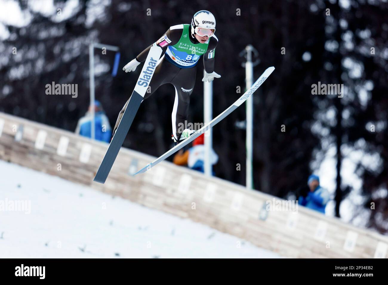 Planica, Slowenien. 4. März 2023. Anze Lanisek aus Slowenien tritt während der Skispringen-Mannschaft HS138 der Herren bei den FIS Nordic World Ski Championships in Planica, Slowenien, am 4. März 2023 an. Kredit: Zeljko Stevanic/Xinhua/Alamy Live News Stockfoto