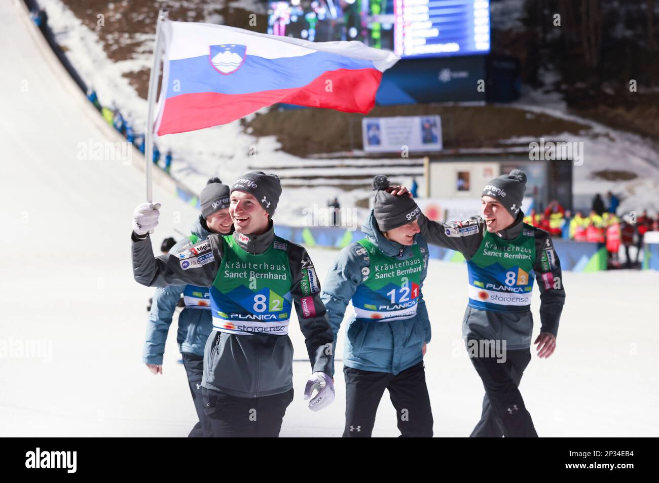 Planica, Slowenien. 4. März 2023. Die slowenische Mannschaft feiert nach dem Sieg des Ski-Jumping-Teams HS138 für Männer bei den FIS Nordic World Ski Championships in Planica, Slowenien, am 4. März 2023. Kredit: Zeljko Stevanic/Xinhua/Alamy Live News Stockfoto