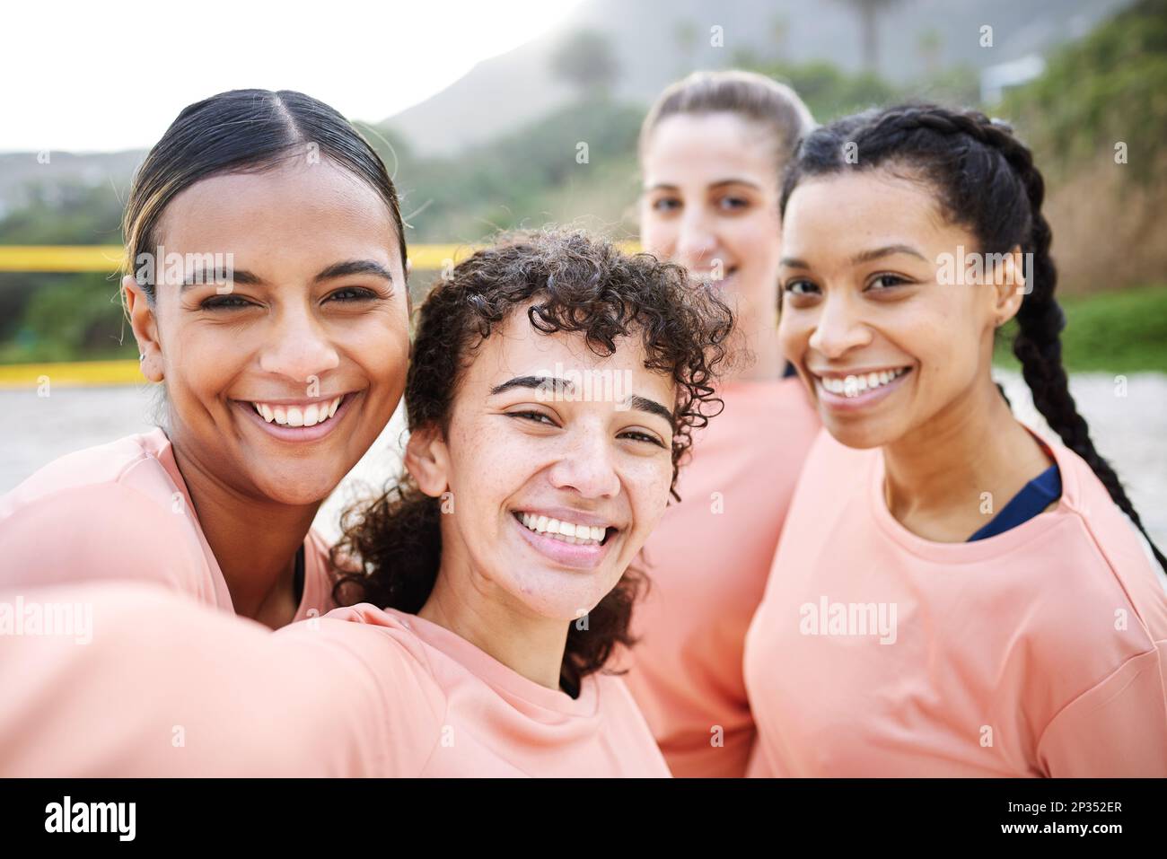 Selfie Porträt, Volleyball und Frauen am Strand mit Lächeln, gespannt auf Sport, Spiel und Wettkampf. Freundschaft, Teamarbeit und glückliche Frau Stockfoto