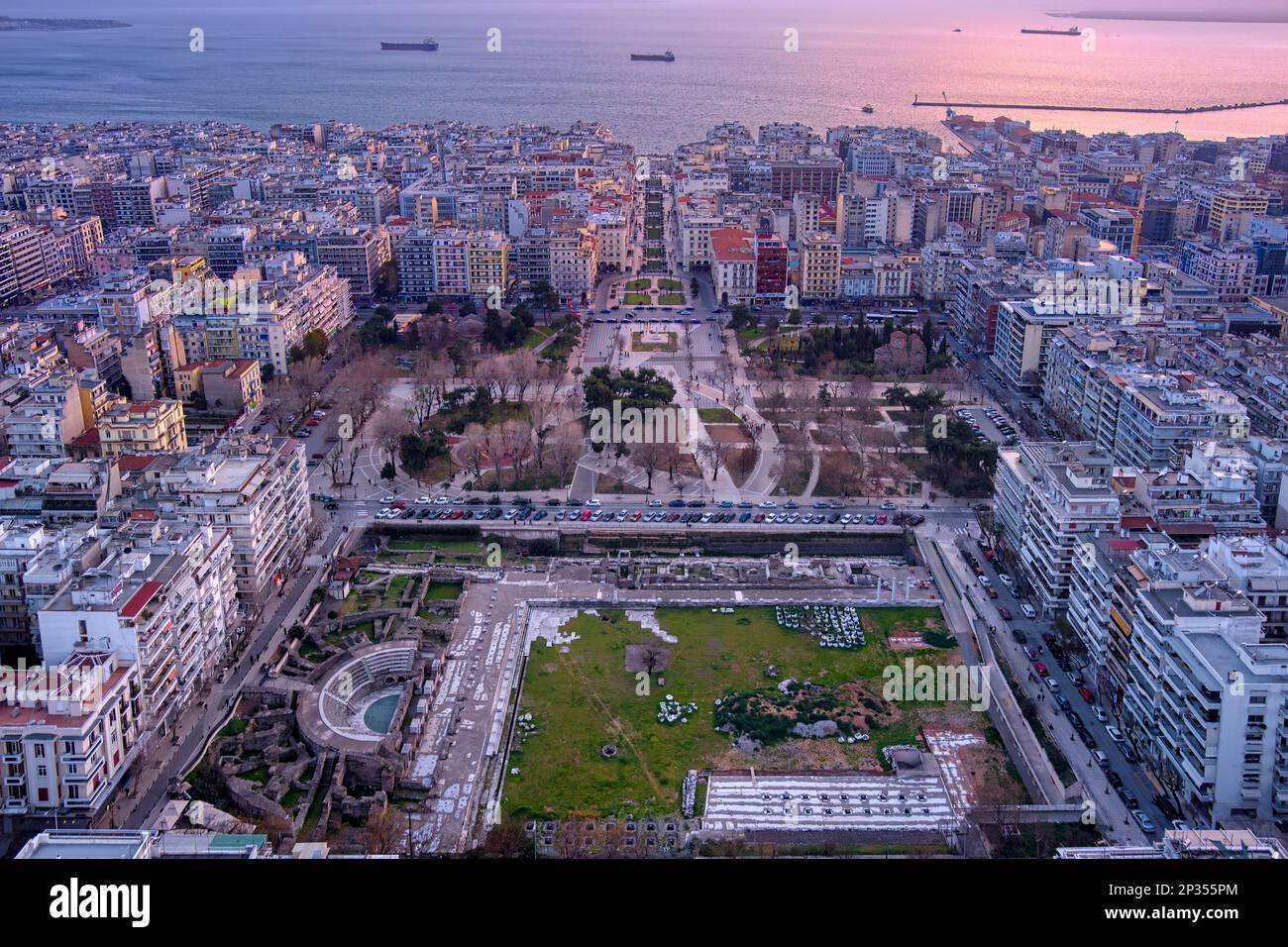 Das Forum Romanum (antike Agora) von Thessaloniki und der berühmte Aristoteles-Platz in Thessaloniki, Griechenland, aus der Vogelperspektive. Der Platz ist ein beliebter Stockfoto