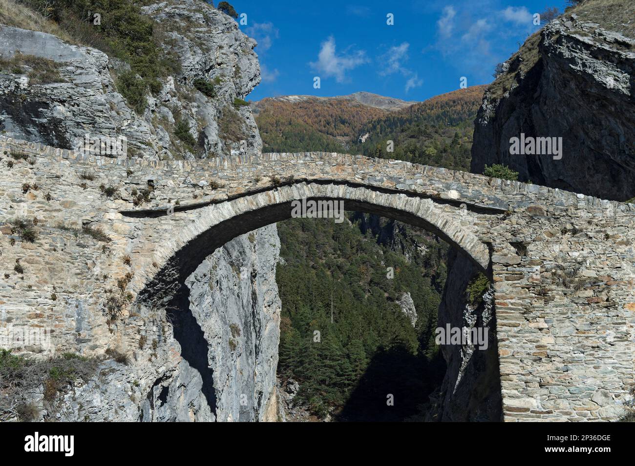 Die hohe Brücke, die historische Steinbogenbrücke aus dem 16. Jahrhundert, erstreckt sich über den Feschelbach zwischen Leuk und Erschmatt, Wallis, Schweiz Stockfoto