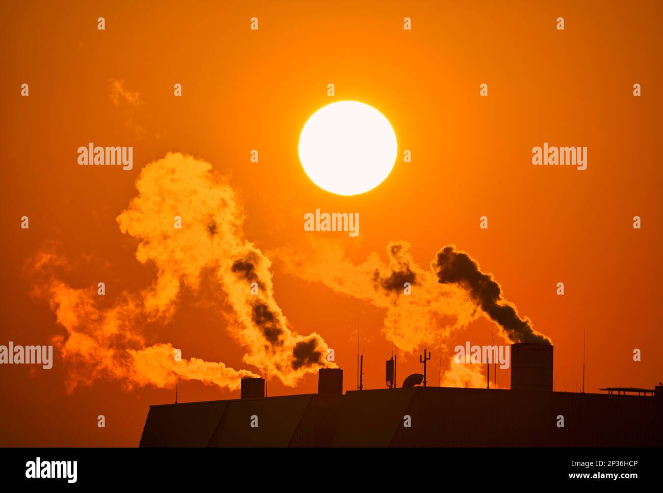 Rauch aus Schornsteinen, Industrieanlagen, Verbrennung, Sonnenuntergang, Abendsonne, Stuttgart, Baden-Württemberg, Deutschland Stockfoto