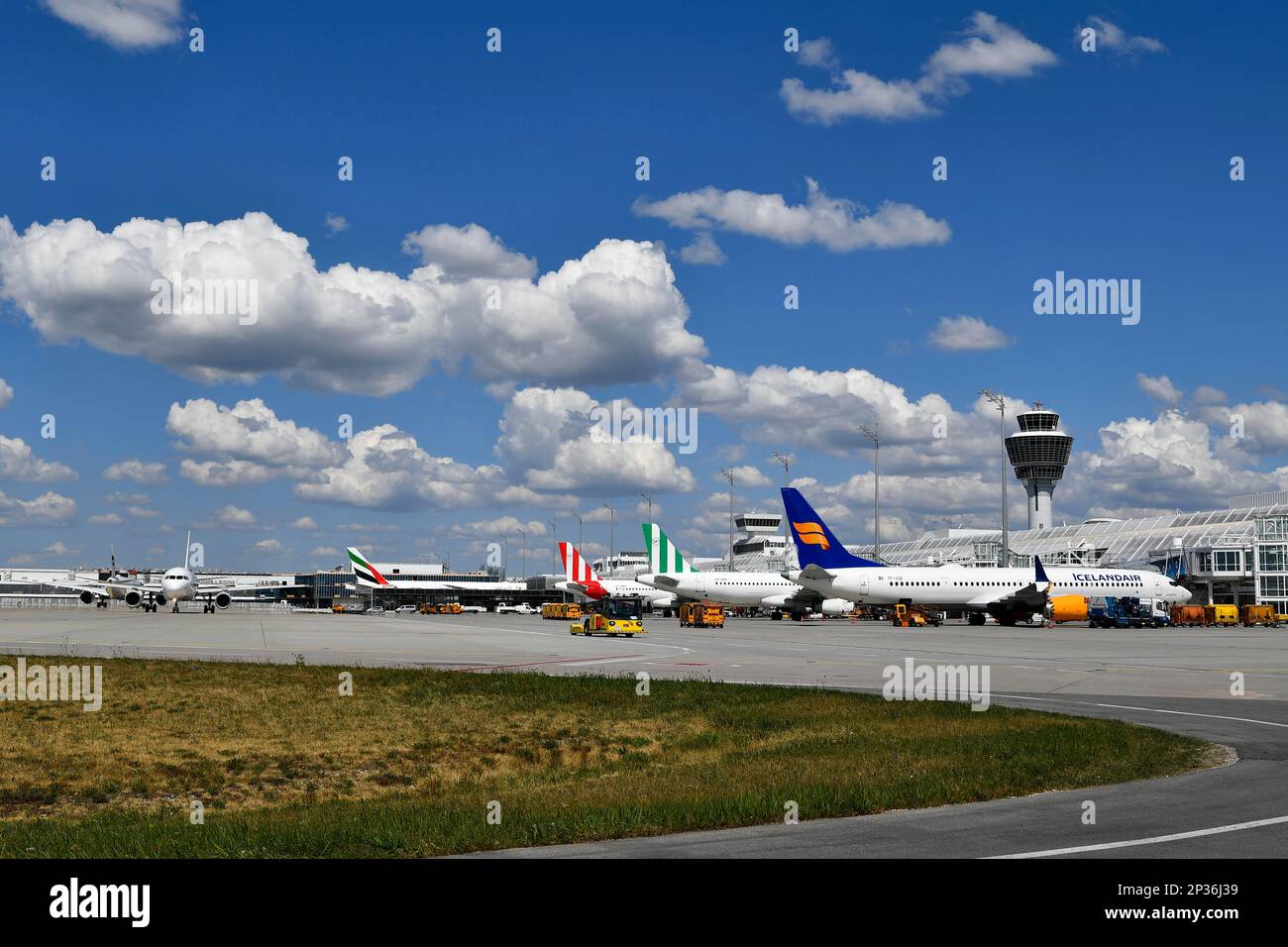 Flugzeugparkplatz am Terminal 1 mit Turm, ICELANDAIR, Flughafen München, Oberbayern, Bayern, Deutschland Stockfoto