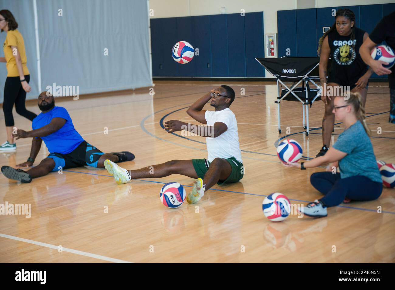 Der Navy Wundred Warrior veranstaltet vom 6. Bis 10. Februar auf der Joint Base Pearl Harbor-Hickam ein adaptives Einführungslager. Sportler versuchen sich beim Bogenschießen, Radfahren, Indoor Rudern, Schießen, Sitzen Volleyball, Schwimmen und Leichtathletik. Sports Camps bieten eine einwöchige Gelegenheit, mehrere adaptive Sportarten auszuprobieren. Alle Matrosen und Küstenwachmänner, die in Navy Wundred Warrior eingeschrieben sind, werden zur Teilnahme ermutigt, unabhängig von ihrem sportlichen Hintergrund. Die Teilnehmer haben die Möglichkeit, sich mit anderen Servicemitarbeitern zu treffen und Kontakte aufzubauen, die auch Übergangs-, Heil- und Genesungsreisen durchlaufen. Part Stockfoto