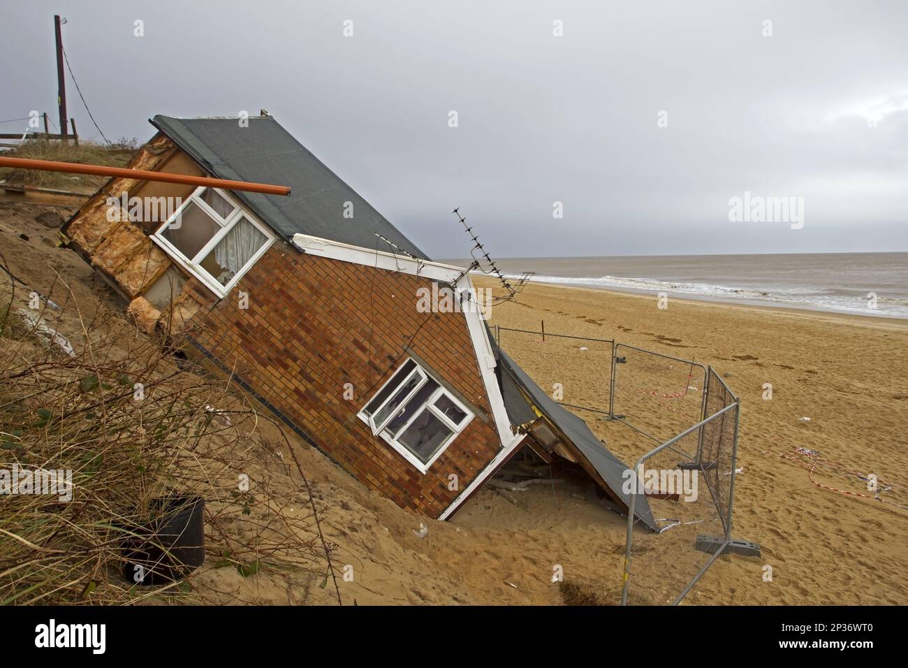 Erodierte Klippen und beschädigtes Chalet nach der Flutwelle im Dezember 2013, Hemsby, Norfolk, England, Vereinigtes Königreich Stockfoto