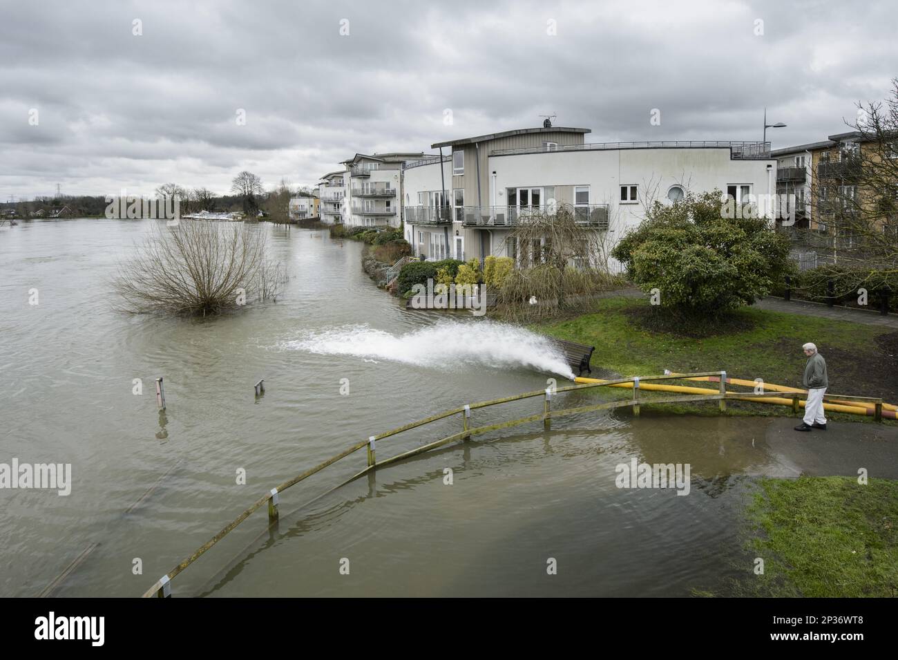 Wasser wurde bei Überschwemmungen in den Fluss gepumpt, Themse, Chertsey, Surrey, England, Februar 2014 Stockfoto