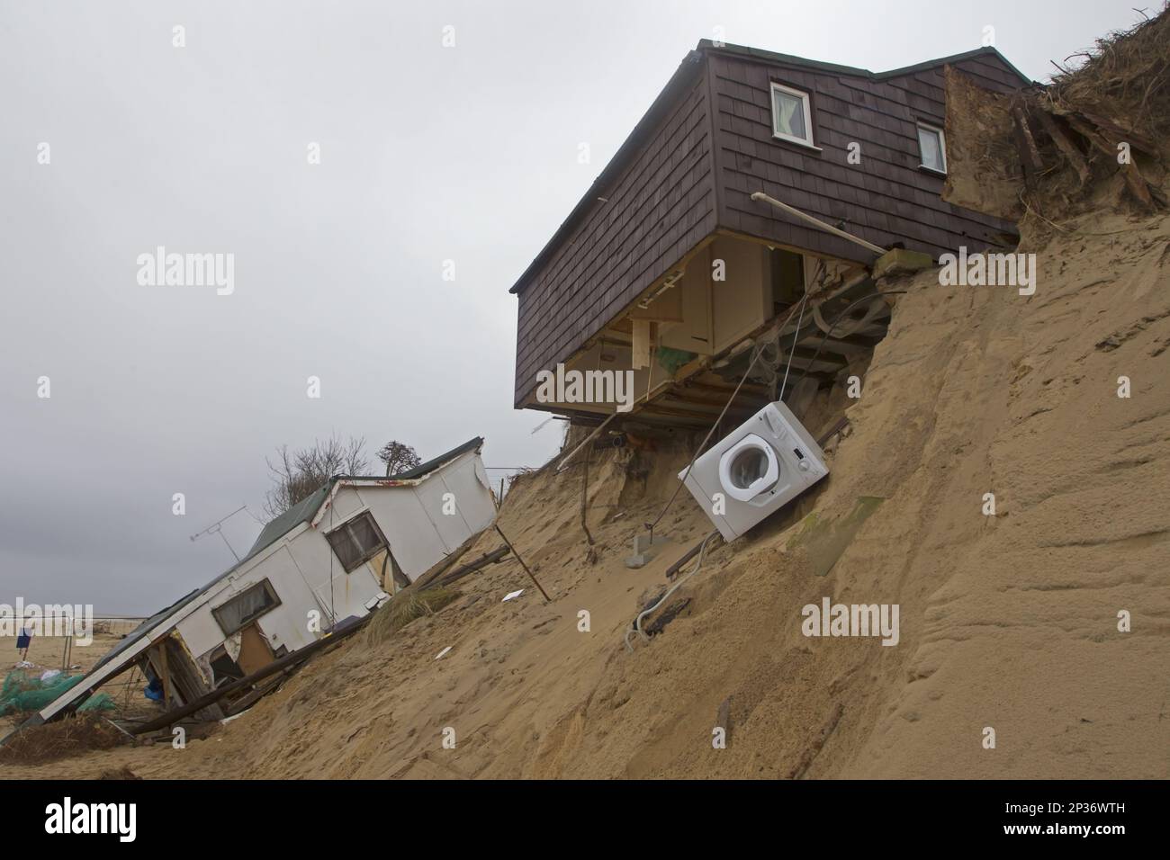 Erodierte Klippen und beschädigte Chalets nach dem Tsunami vom Dezember 2013, Hemsby, Norfolk, England, Vereinigtes Königreich Stockfoto