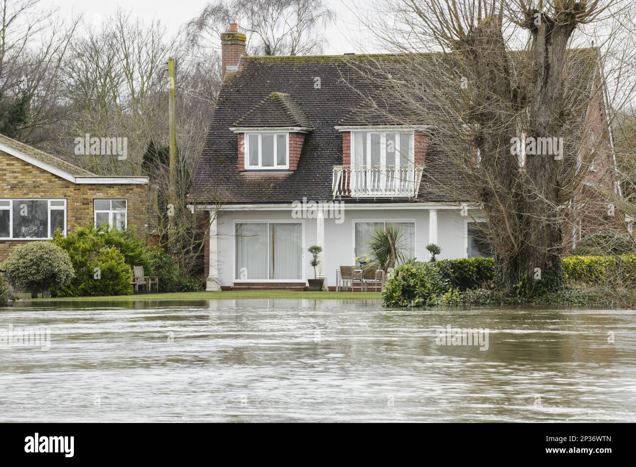 Überschwemmungen im Hausgarten während der Überschwemmung, Themse, Chertsey, Surrey, England, Februar 2014 Stockfoto