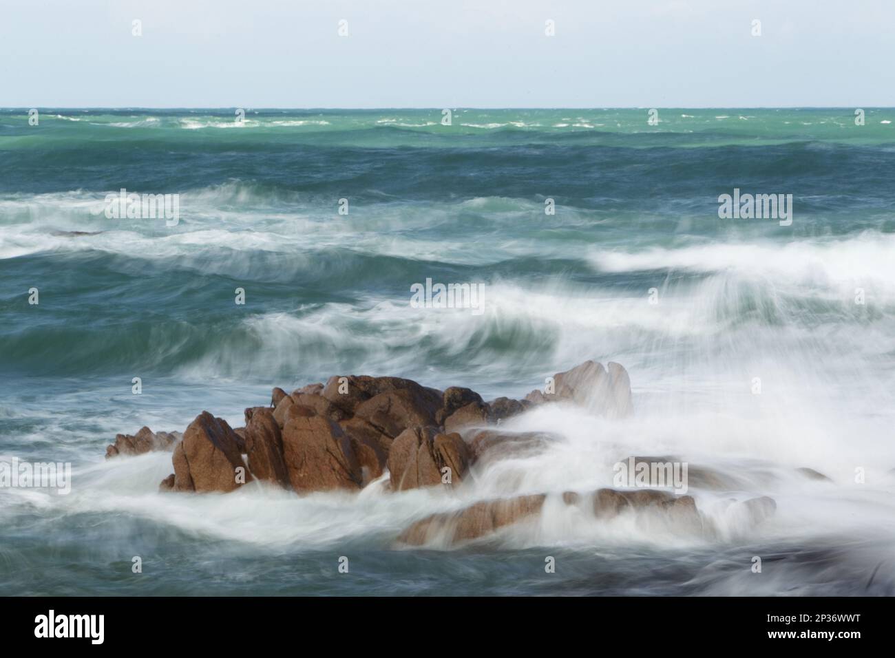 Felsen und Wellen bei Flut, unscharfe Bewegung, Jersey, Kanalinseln Stockfoto