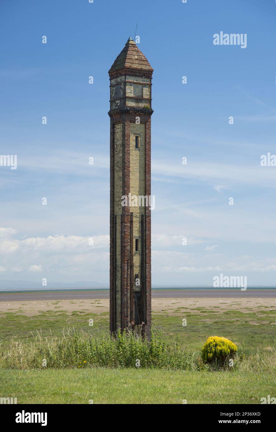 Ehemalige Meeresmarke an der Küste, in der Nähe des Dammes nach Roa Island, Rampside Lighthouse, Rampside, Furness Peninsula, Barrow-in-Furness, Cumbria, England Stockfoto