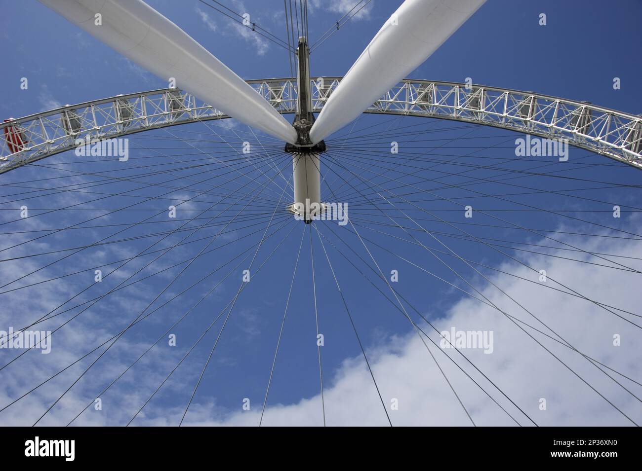 Freitragendes Riesenrad in der Stadt, London Eye, South Bank, Themse, Lambeth, London, England, Vereinigtes Königreich Stockfoto