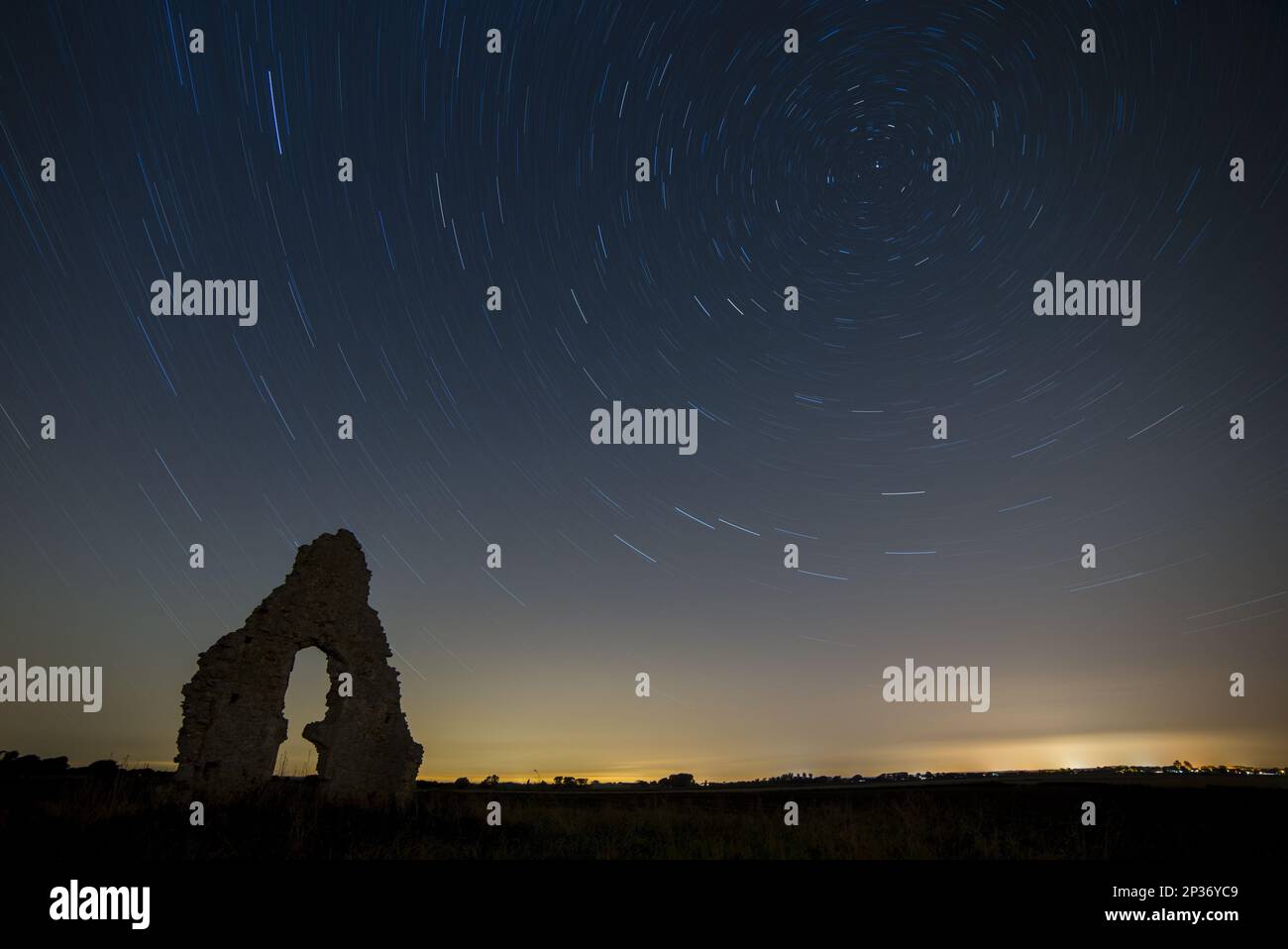 Kirchenruinen und Sternenwege bei Nacht, Midley Church, Romney Marsh, Kent, England, Vereinigtes Königreich Stockfoto