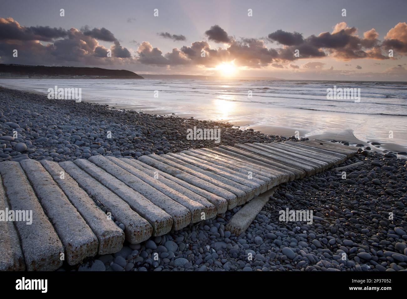 Dämmerung, die hinter Wolken über der Küste bei Sonnenuntergang auftaucht, westwärts Ho!, North Devon, England, Großbritannien Stockfoto