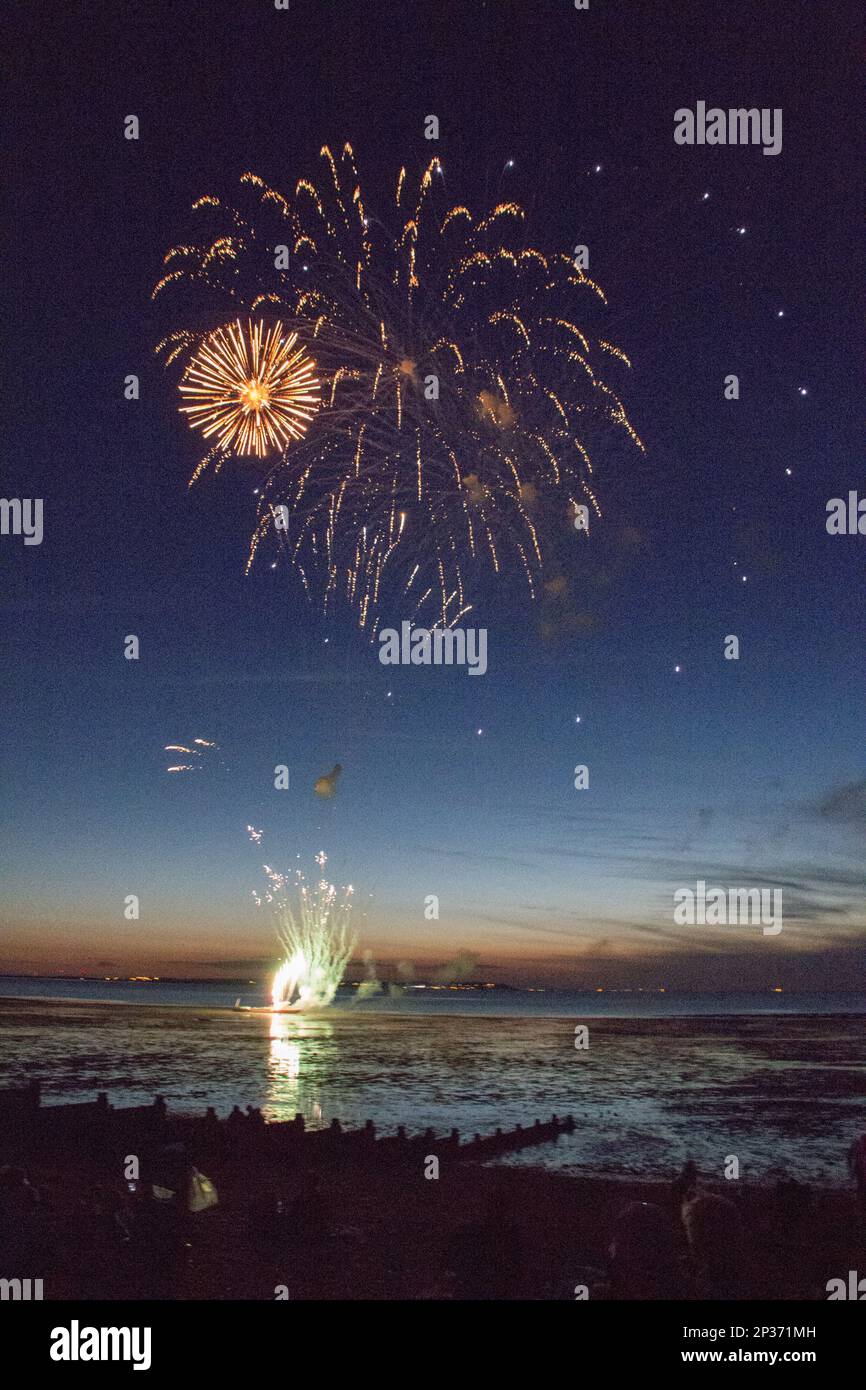 Finale des Feuerwerks beim Whitstable Oyster Festival in Reeves Beach Stockfoto