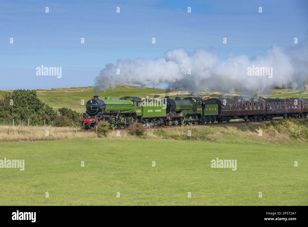 Dampflokomotiven und -Kutschen, vorbei am Golfplatz, North Norfolk Railway, Sheringham, Norfolk, England, Vereinigtes Königreich Stockfoto