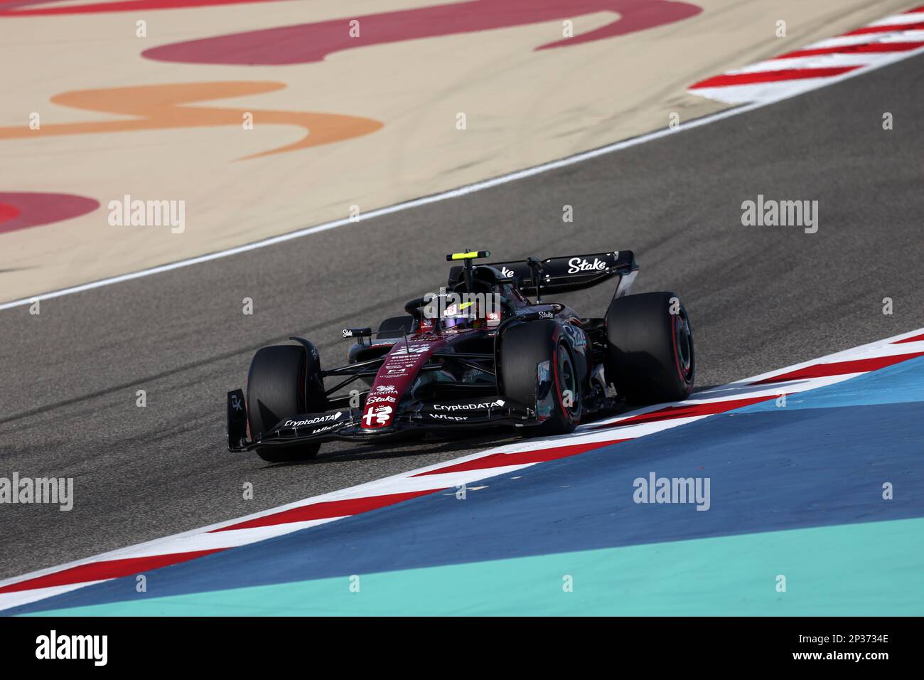 (230305) - MANAMA, 5. März 2023 (Xinhua) -- Alfa Romeos chinesischer Fahrer Zhou Guanyu fährt während einer Qualifikationssitzung des Bahrain Formel 1 Grand Prix auf der International Circuit in Sakhir, Bahrain, am 4. März 2023. (Handout Alfa Romeo über Xinhua) Stockfoto