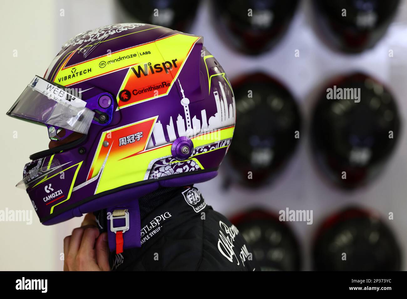 (230305) – MANAMA, 5. März 2023 (Xinhua) – Alfa Romeos chinesischer Fahrer Zhou Guanyu reagiert während einer Qualifikationssitzung des Formel-1-Grand Prix in Bahrain auf der internationalen Rennstrecke in Sakhir, Bahrain, am 4. März 2023. (Handout Alfa Romeo über Xinhua) Stockfoto