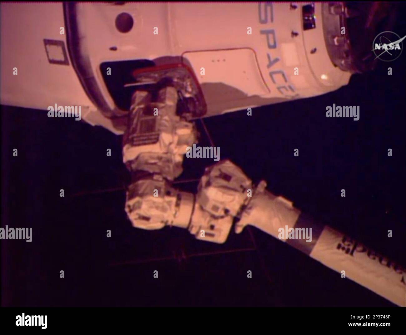 In this image from NASA-TV the SpaceX Dragon-6 resupply capsule IS captured by the International Space Station's Canadarm2 Friday morning April 17, 2015 as it holds 30 meters from the International Space Station. Later this morning the arm will position it on the Harmony module of the space station for unloading at a later time. (NASA-TV via AP) Stockfoto