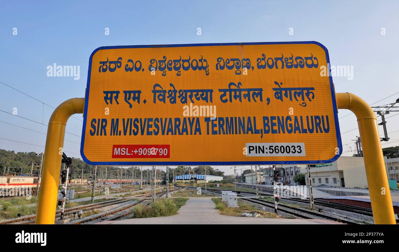 Bangalore, Karnataka, Indien – Januar 01 2023: Schild im Sir M Visvesvaraya Terminal oder SMVB. Gelbe Tafel auf Englisch, Hindi und Kannada Stockfoto