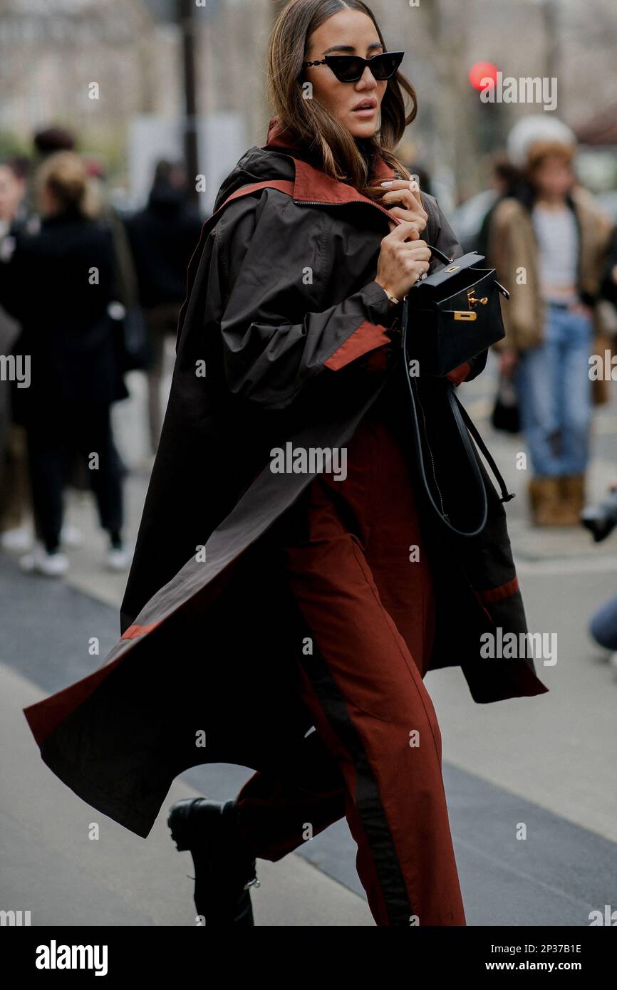 Paris, Frankreich. 04. März 2023. Street Style, Tamara Kalinic Ankunft bei Hermes Herbst-Winter 2023-2024 Show, findet am 4. März 2023 in Garde Republicaine, Paris, Frankreich statt. Foto: Marie-Paola Bertrand-Hillion/ABACAPRESS.COM Kredit: Abaca Press/Alamy Live News Stockfoto